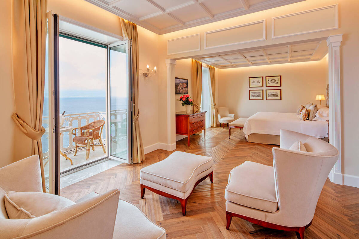 Deluxe Sea View Suite