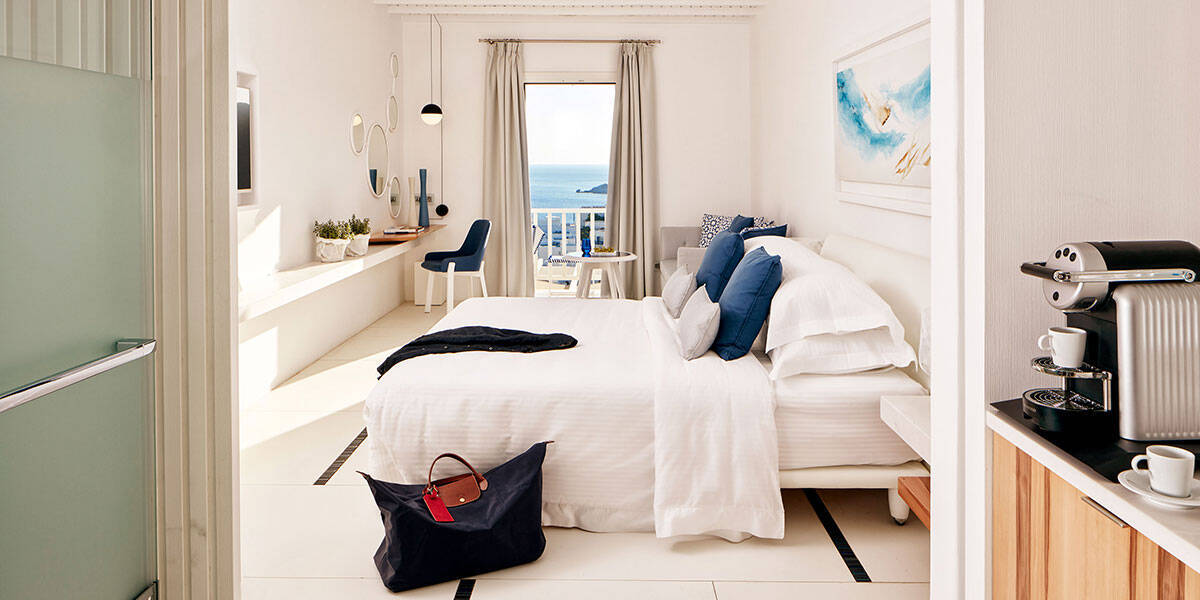 White Bliss With Private Jacuzzi Garden View