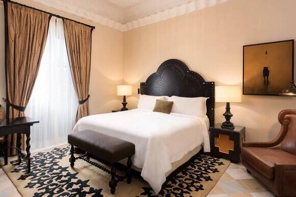 Grand Suite, Corner Room