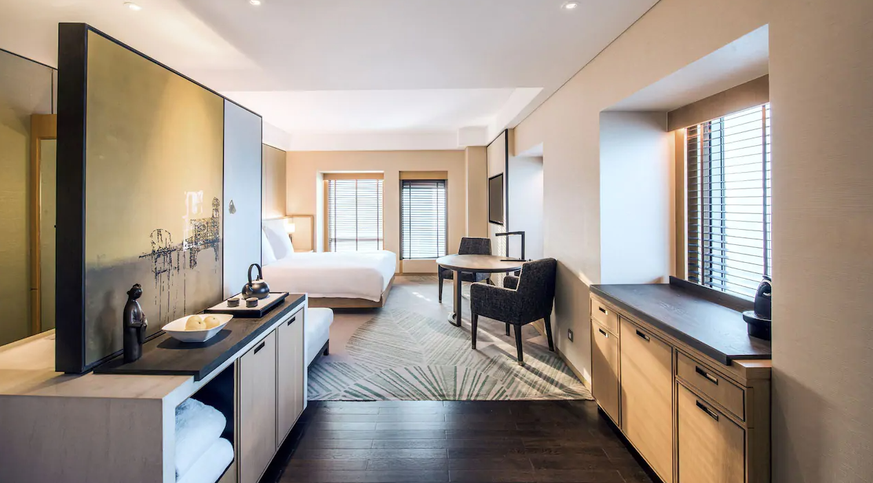 King Corner Room