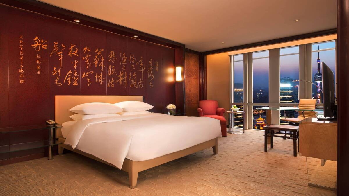 Club Riverview Queen Bed