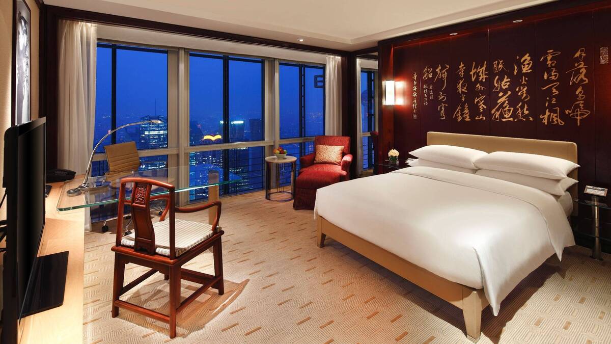 Club Riverview King Bed
