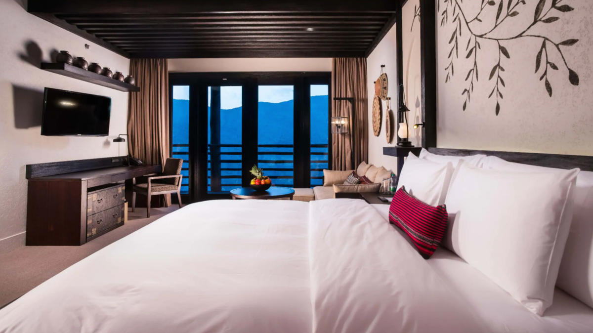 KING BED WITH MOUNTAIN VIEW