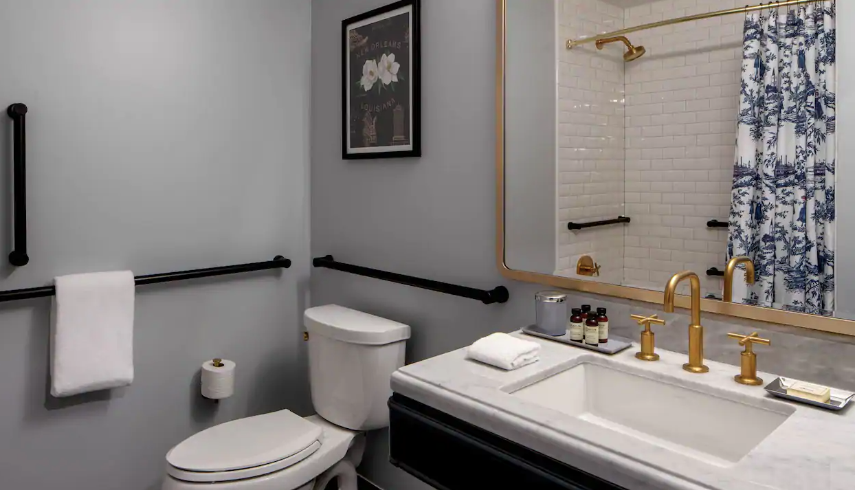 King ADA Tub Room