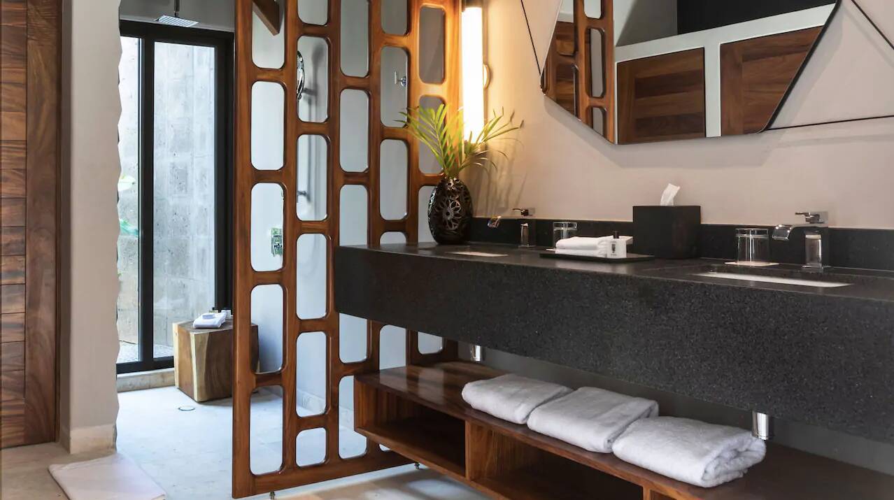 Swim Up Suite