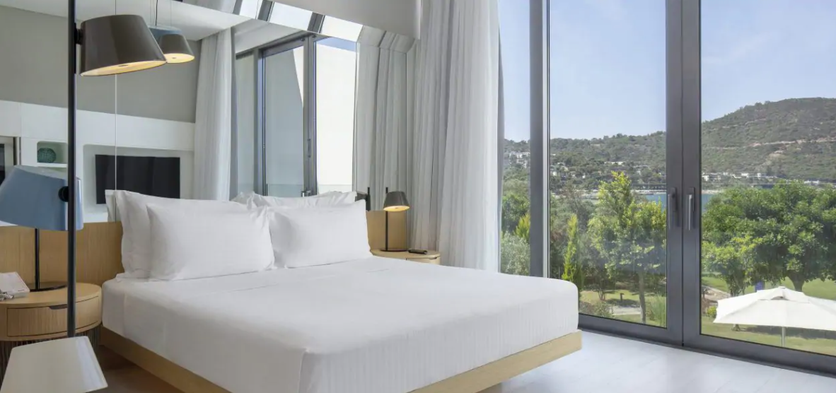 KING DELUXE ROOM WITH PARTIAL SEA VIEW