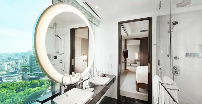 King Executive Suite Bay View Corner Room