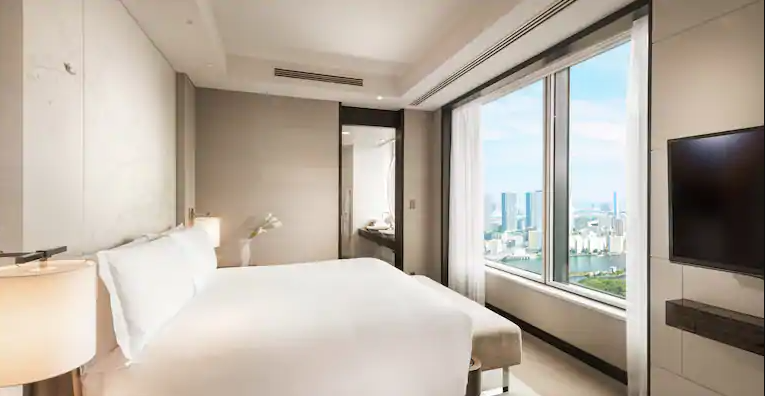 King Executive Suite Bay View Corner Room