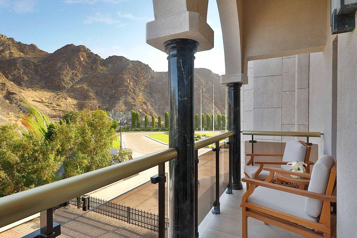 Deluxe Guest Room King Mountain View High Floor Balcony