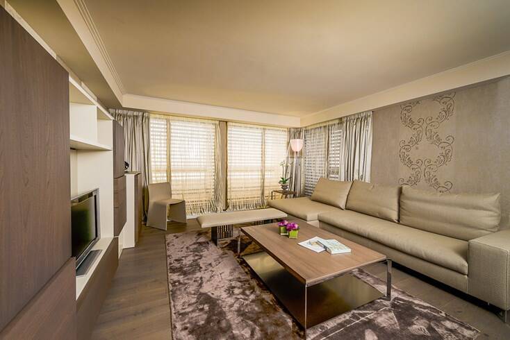 Corner Lake View Suite