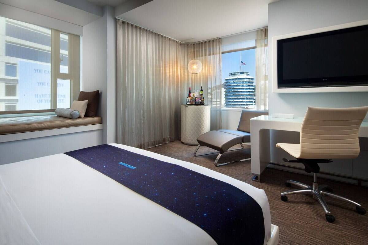 Deluxe Room Hollywood Sign View Corner Room 