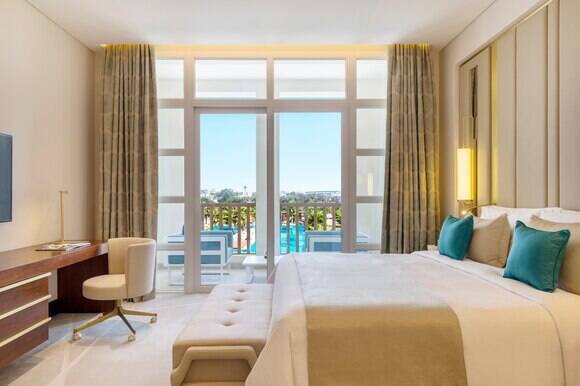 Deluxe Pool View King Room