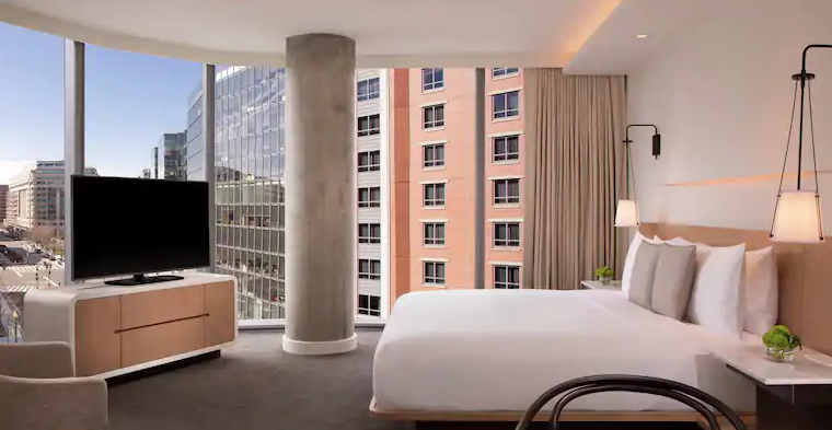 Sakura Club Corner Room - One King Bed