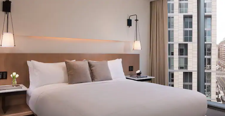 Sakura Club Junior Suite - One King Hearing/Mobility Accessible Room with Tub