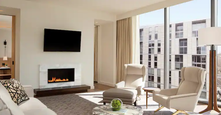 Diplomat One Bedroom Suite - One King Bed