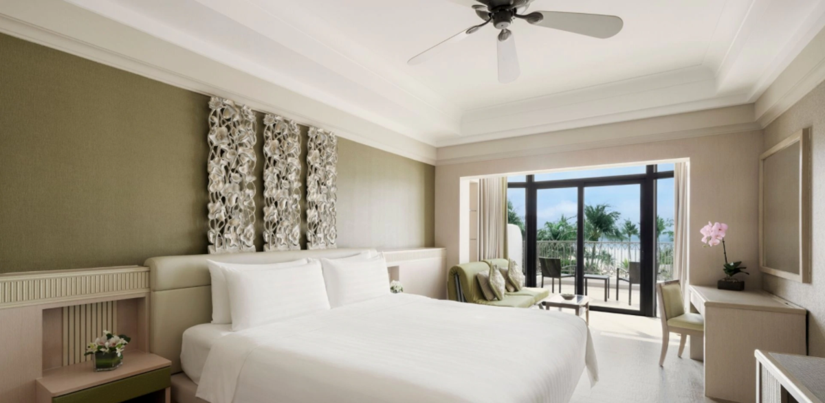 Deluxe Pool View King Room