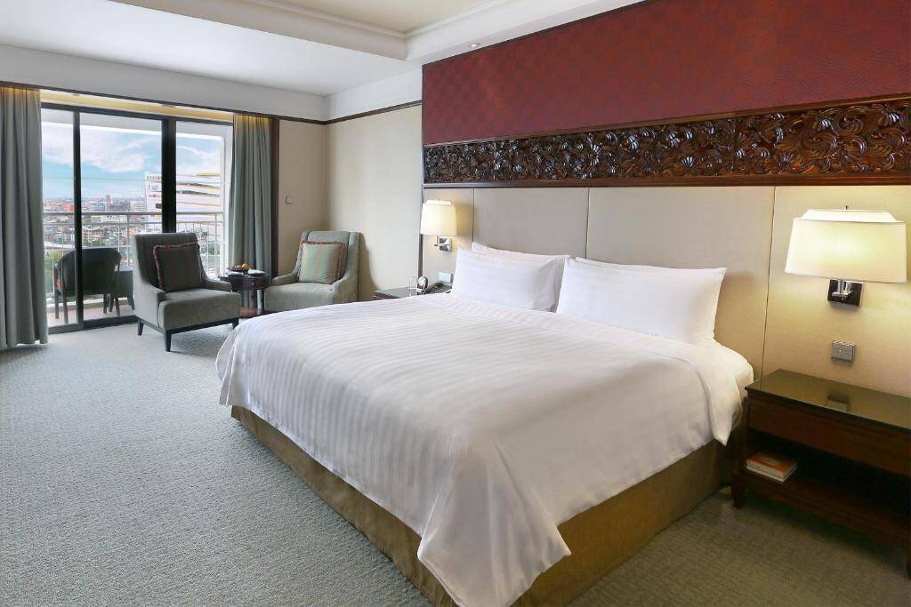 Shangri-La Wing Deluxe Balcony Room King