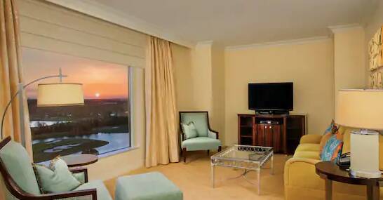 Disney View Corner Waldorf King Suite with Balcony