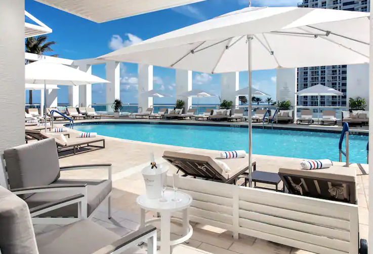 Junior Suite - Poolside View Mobility Accessible Room with Tub