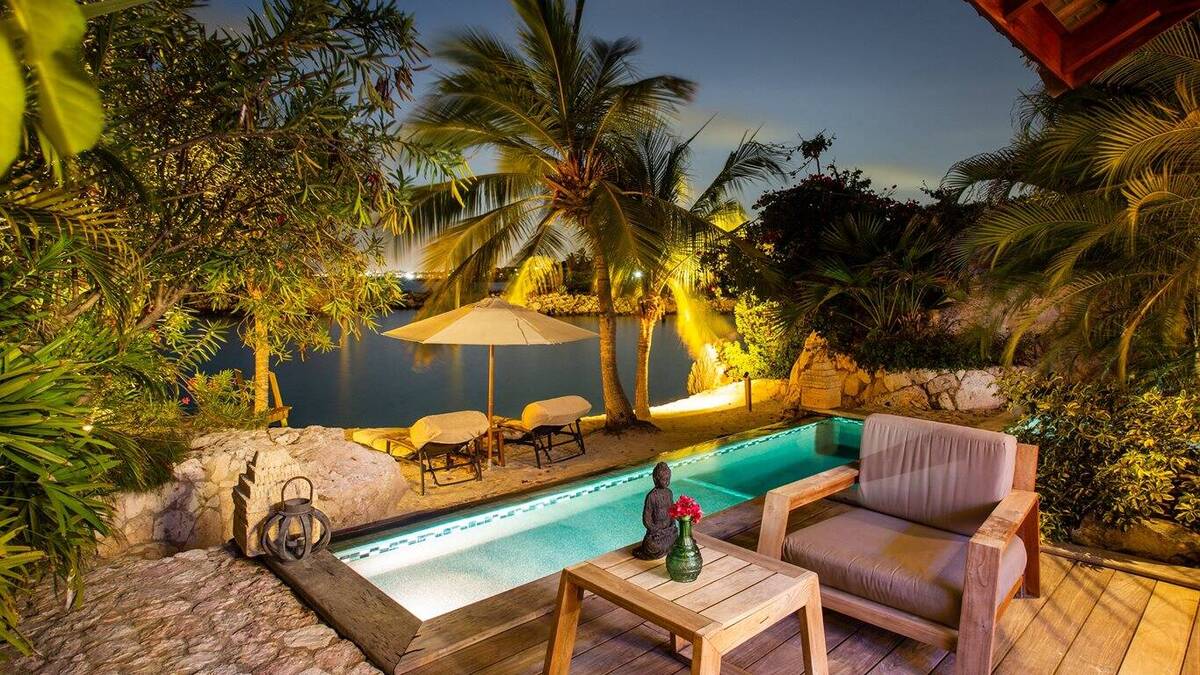 Superior Beachfront Pool Suite