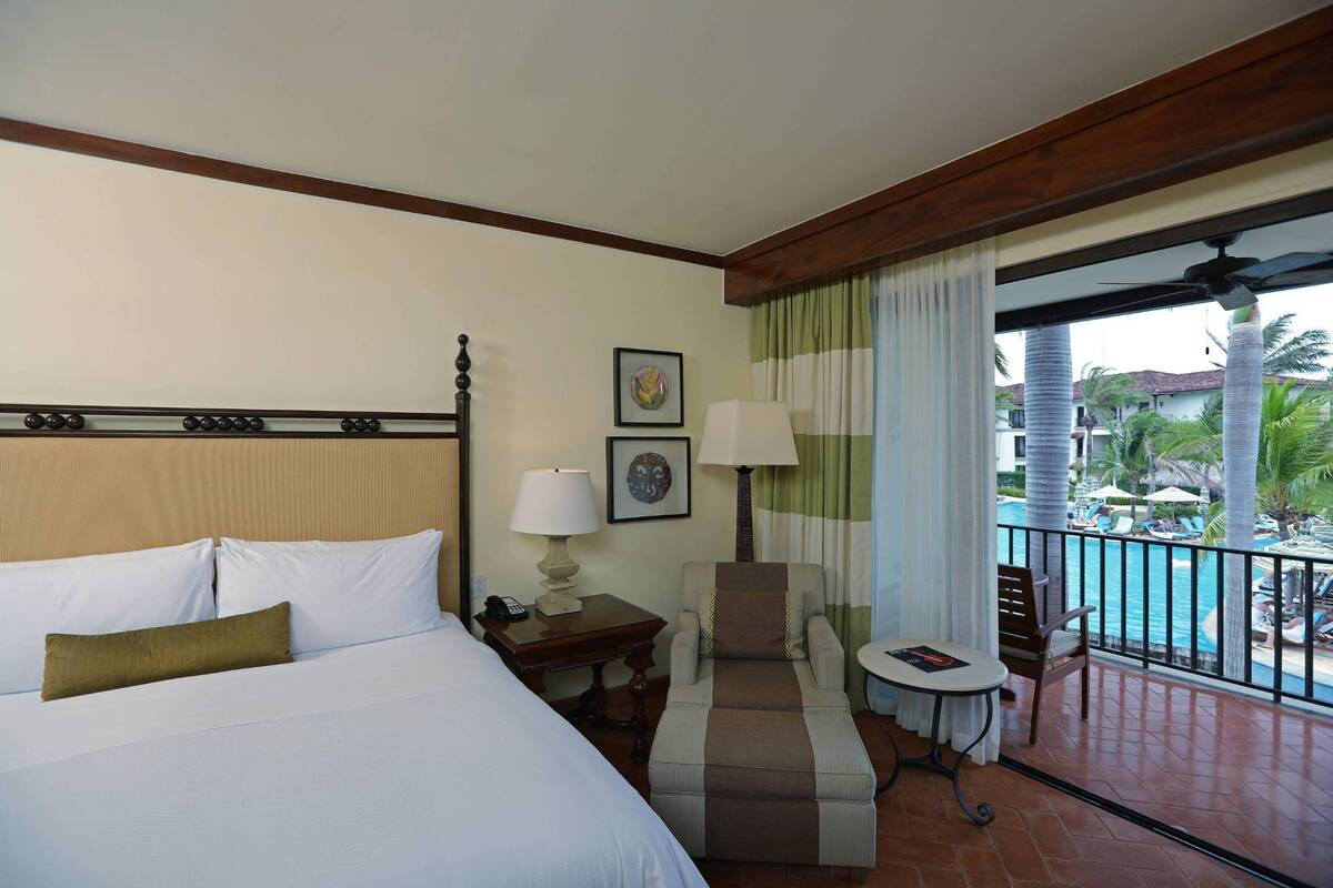 Deluxe Pool View King Room