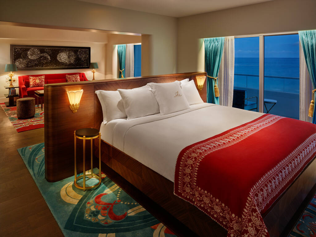 Premier Oceanfront Corner ADA King Junior Suite - Mobility Accessible