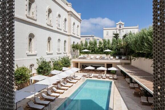 DELUXE POOL OR GARDEN VIEW 