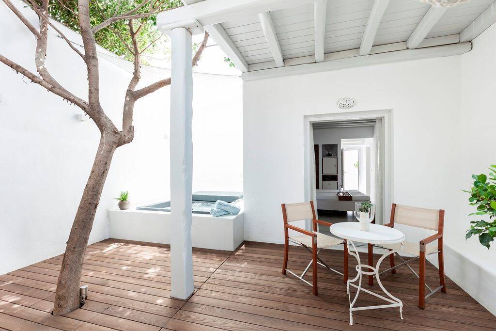 Standard Outdoor Jacuzzi Room