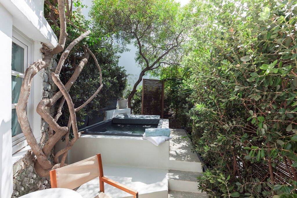 Standard Outdoor Jacuzzi Room