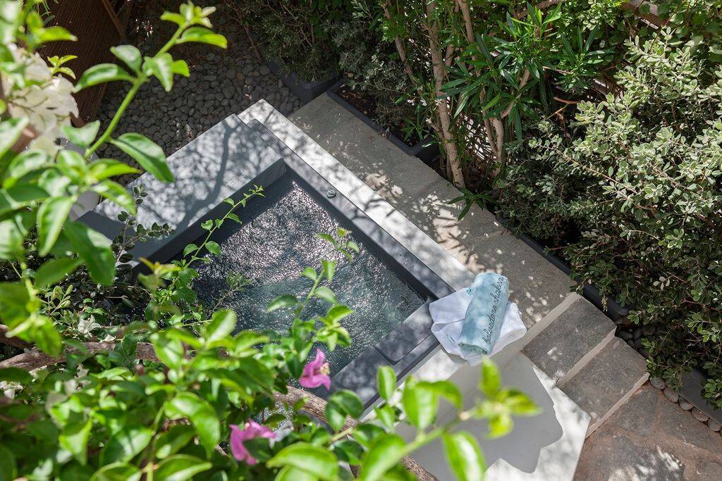 Standard Outdoor Jacuzzi Room