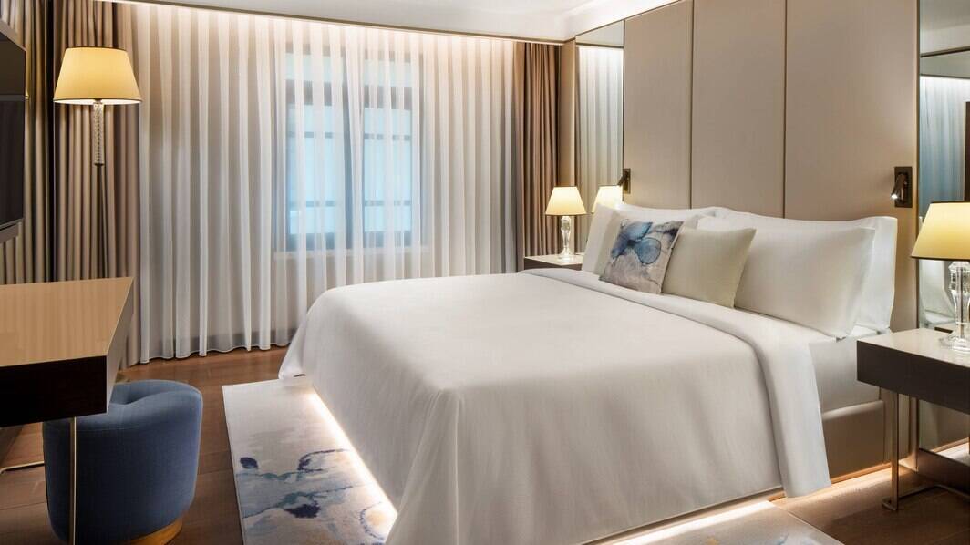 Deluxe Guest Room King Atrium view