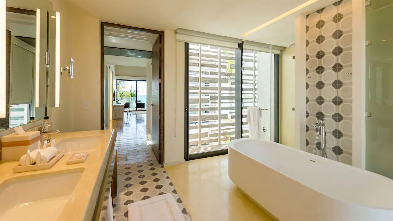 BEACH FRONT BI-LEVEL SUITE