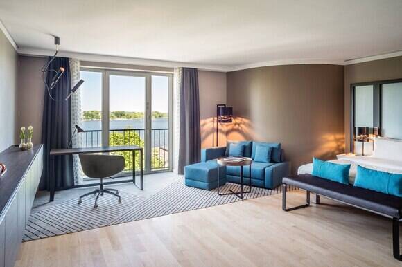 Junior Lake Suite King Alster View