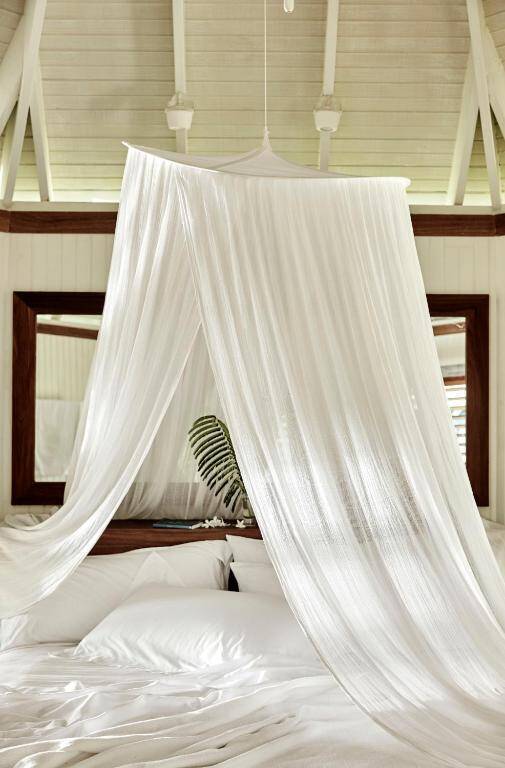 One Bedroom Beach Hut with Open Air Lounge