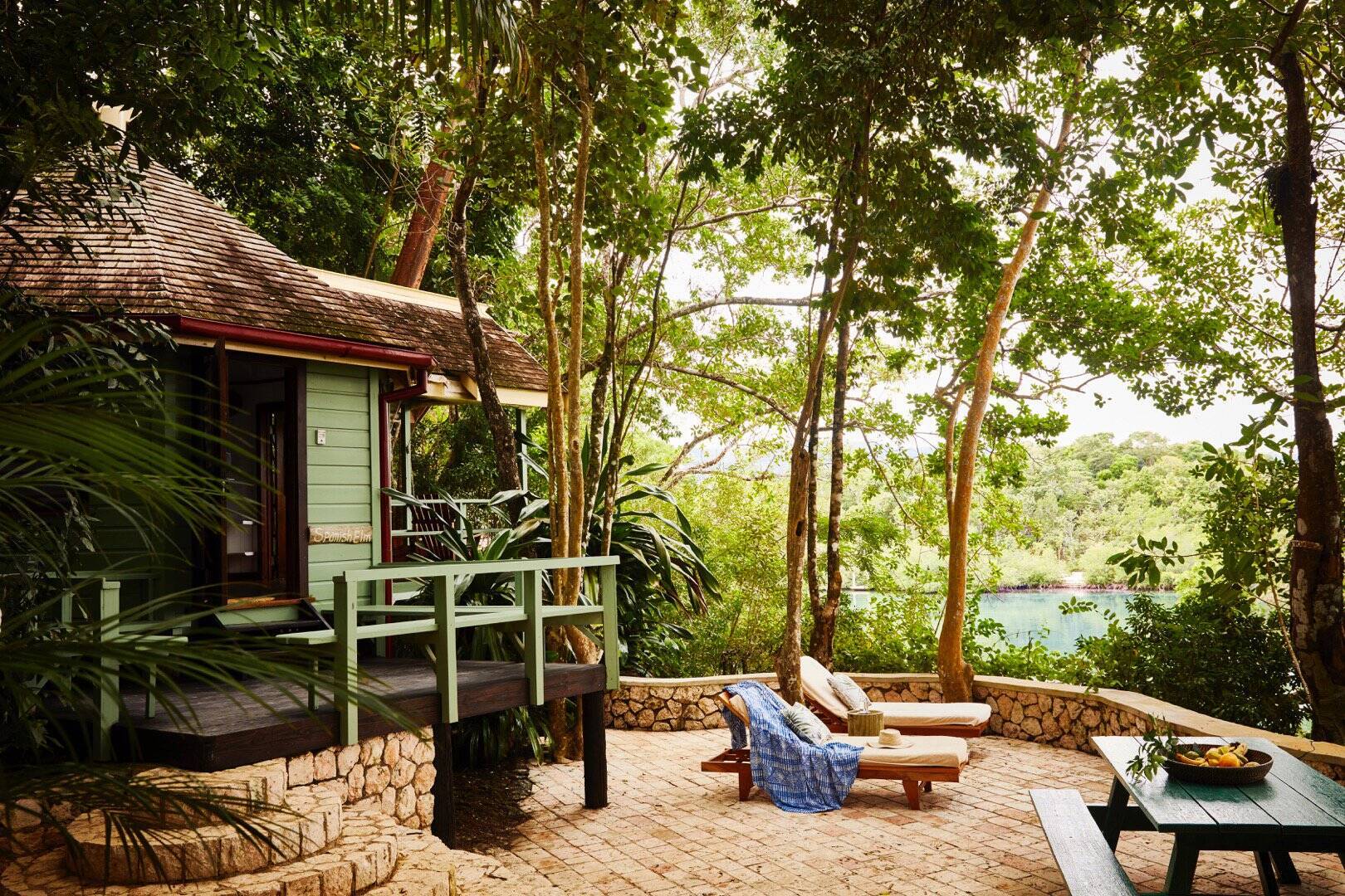 One Bedroom Lagoon Hut with Lounge