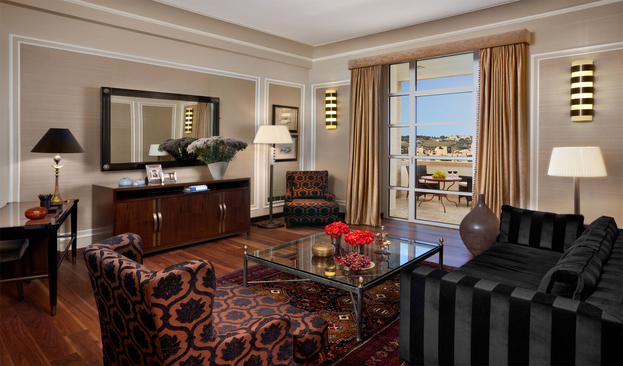Deluxe Center Suite