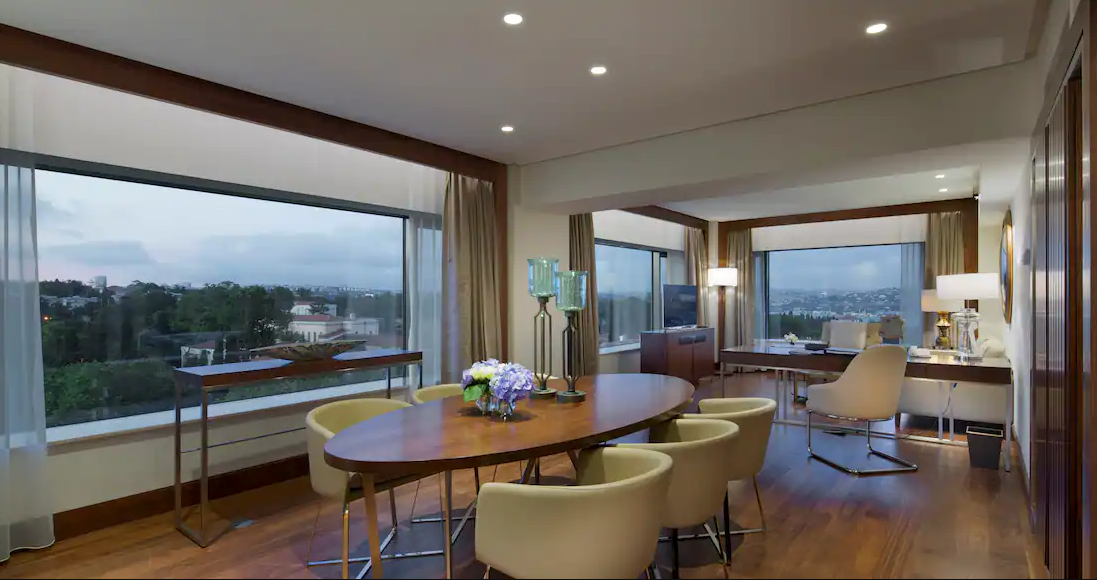 Deluxe Suite with Kitchen Lounge Access