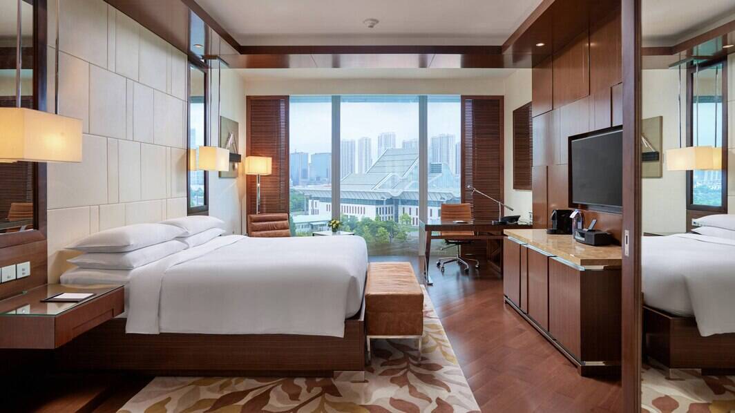 DELUXE KING LAKE VIEW ROOM
