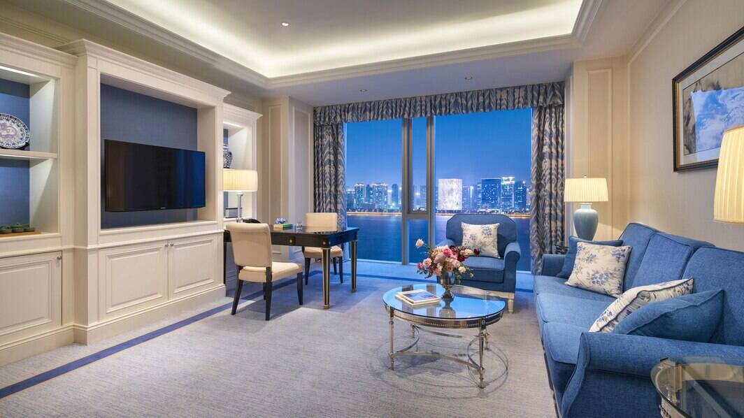 Panoramic Riverview King Suite with 270