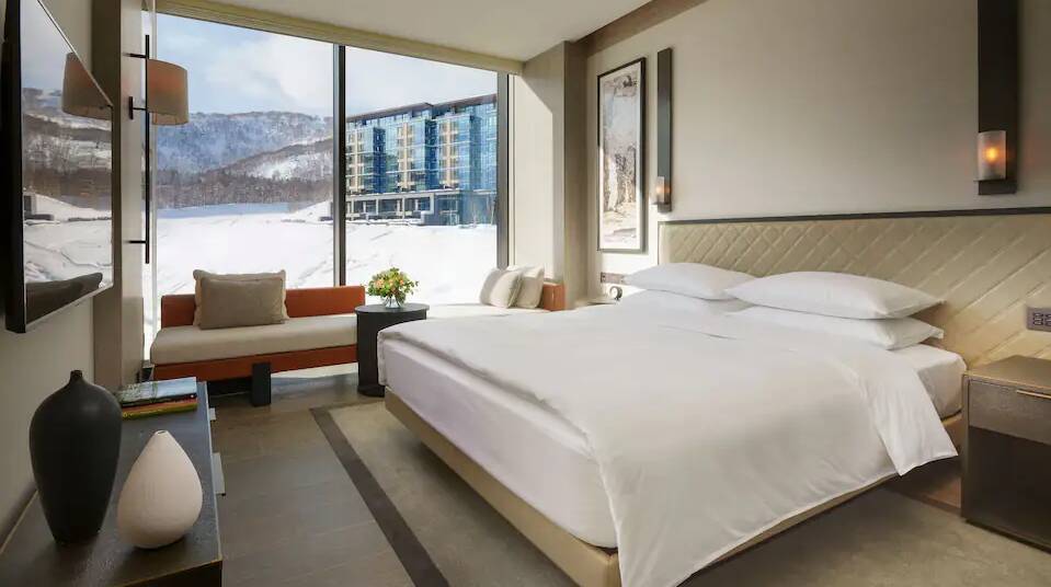 King Mountain View Room