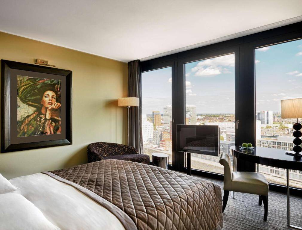 King Bed with View