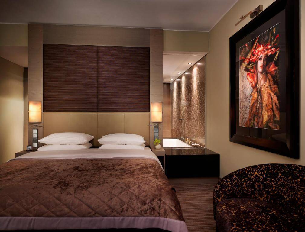 King Bed with Club Access