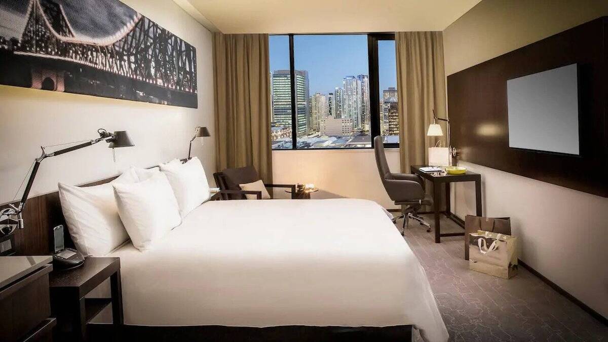 Queen Bed City View