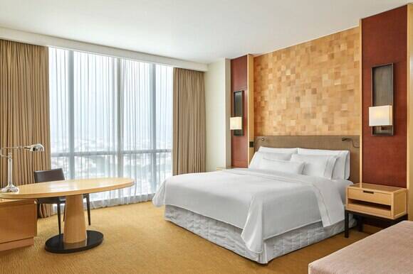 Grand Deluxe King Mid Floor