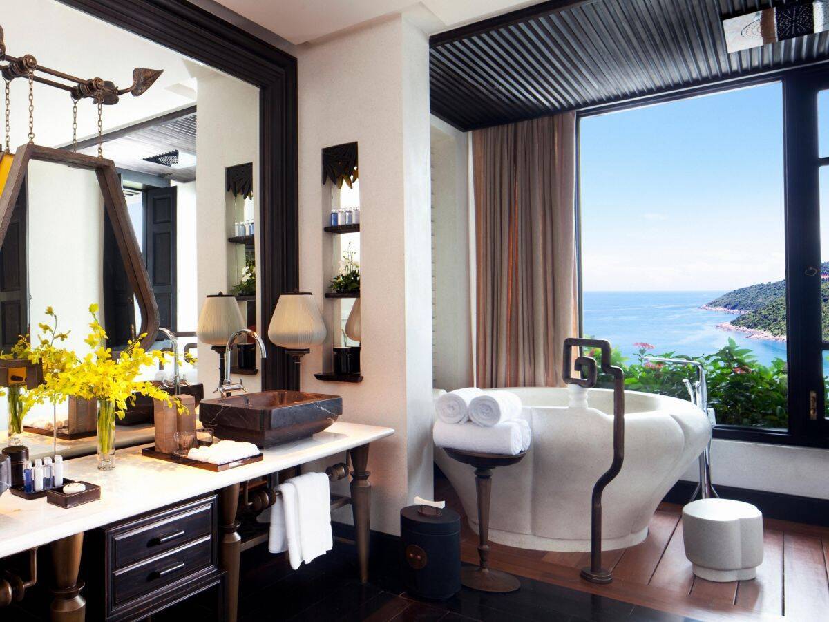 King Son Tra Ocean View Suite