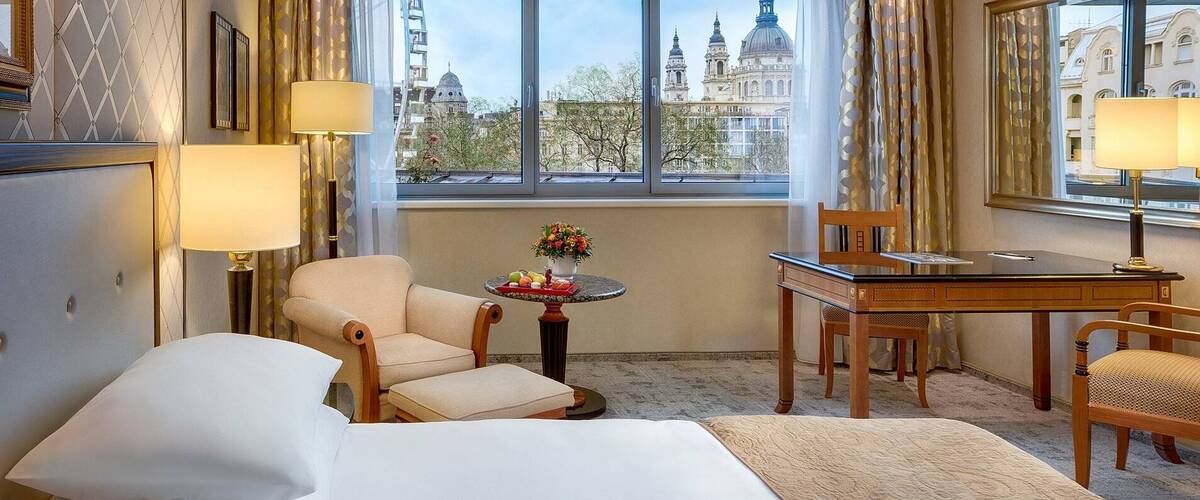 Corvinus Room Fashion Street View (King Bed)