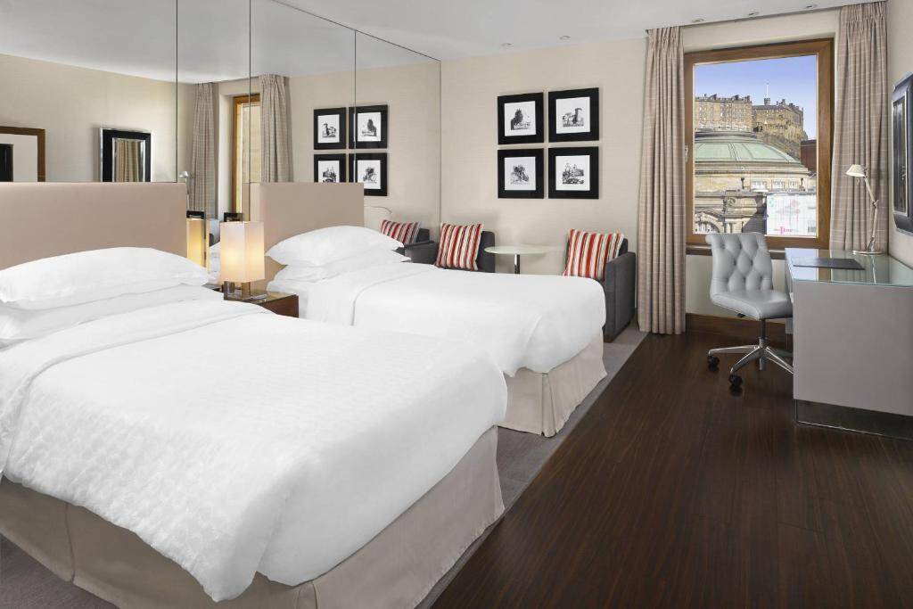 Deluxe Twin Edinburgh Castle View