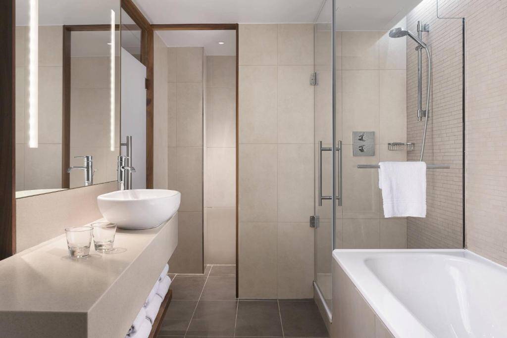  Edinburgh Club Suite 