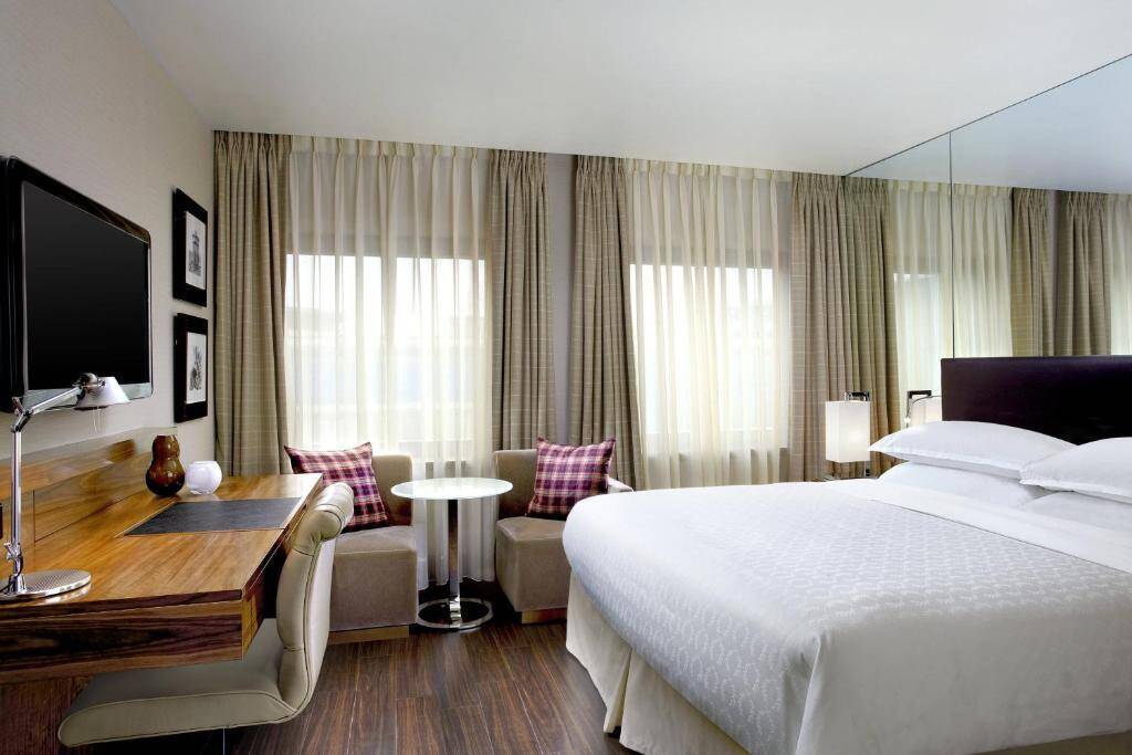  Edinburgh Club Suite 