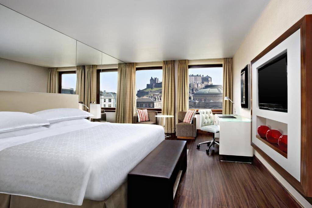 Castle View Club lounge access Guest room One King Edinburgh Castle view